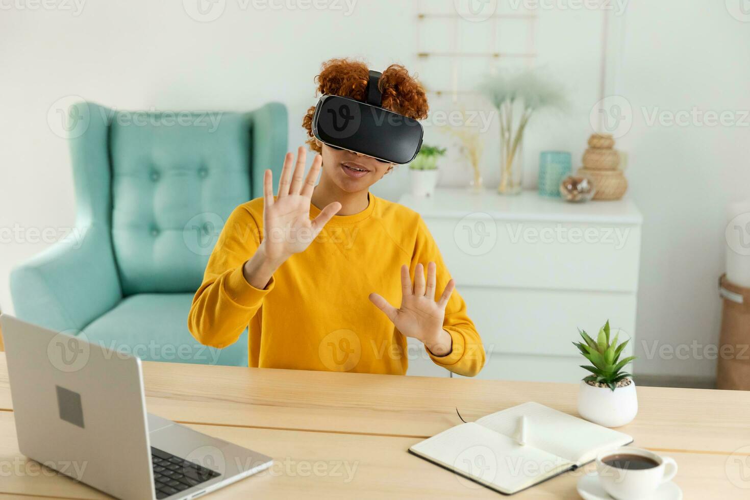 africano americano joven mujer vistiendo utilizando virtual realidad metaverso vr lentes auriculares a hogar. niña conmovedor aire durante vr experiencia en virtual realidad casco. simulación de alta tecnología videojuego concepto. foto