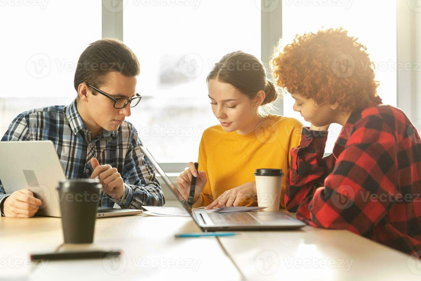 diverso colegas negocio personas trabajando en oficina. puesta en marcha negocio grupo trabajando como equipo a encontrar solución a problema. contento multirracial corporativo profesional equipo que se discute proyecto ideas foto