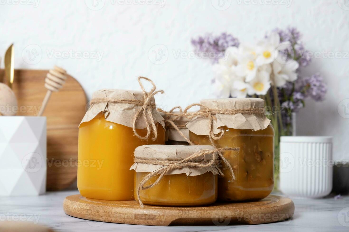 vaso frascos con miel en el interior de el cocina foto