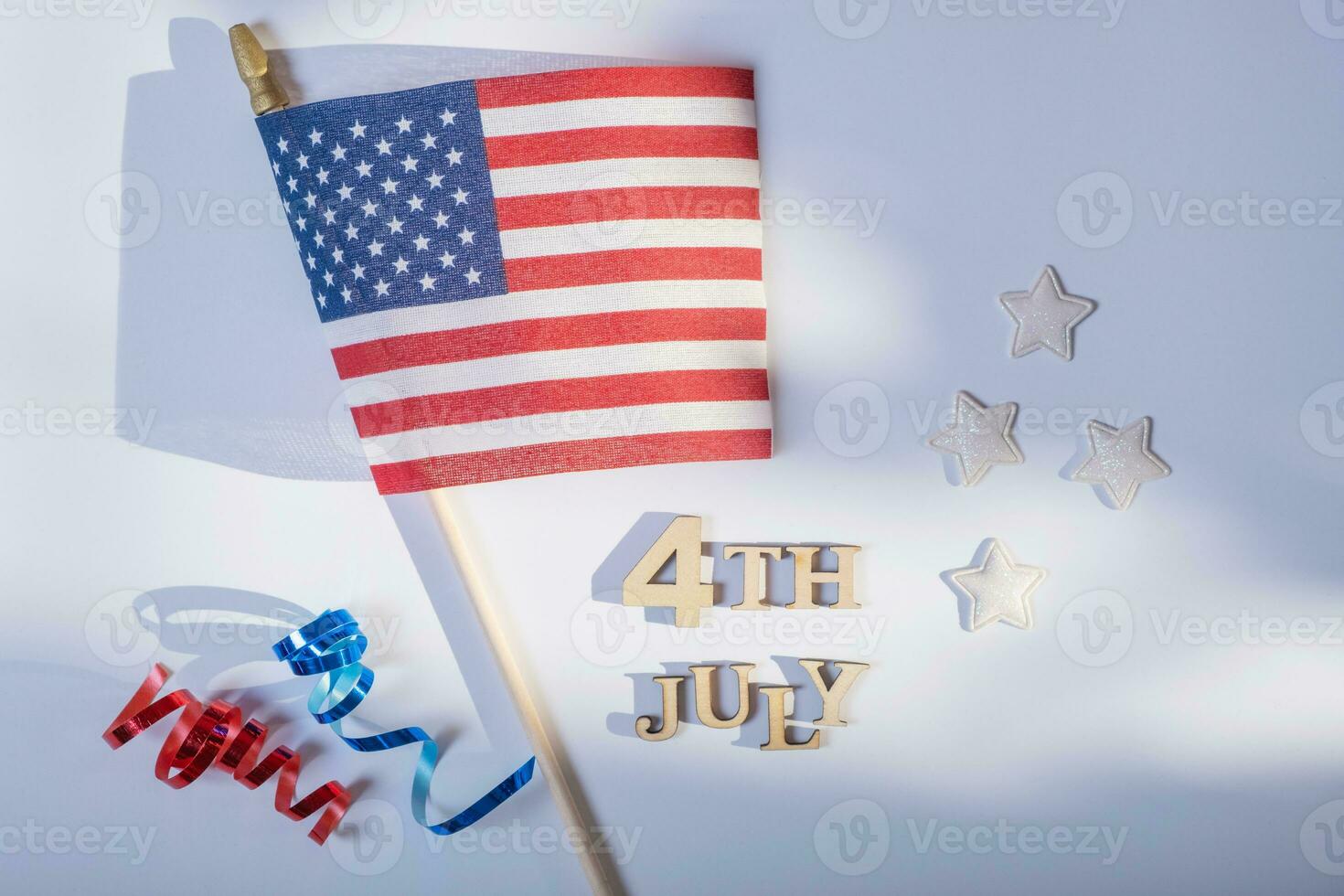 Estados Unidos independencia día concepto. rojo y azul espirales y blanco estrellas elementos de Estados Unidos bandera parte superior vista, plano laico en azul antecedentes foto