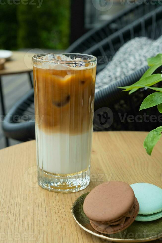 con hielo latté café en vaso en café mesa antecedentes. verano Fresco frío café bebida foto