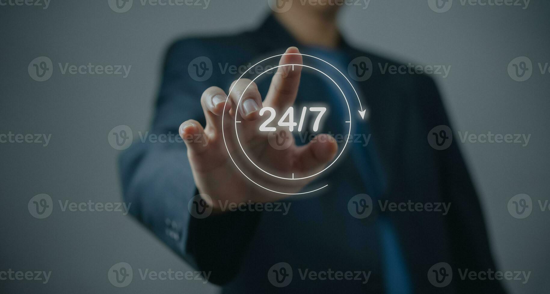 cliente servicio. sin escalas Servicio concepto. empresario mano participación virtual 24-7 con reloj en mano en todo el mundo sin escalas y lleno hora contacto de Servicio concepto. foto