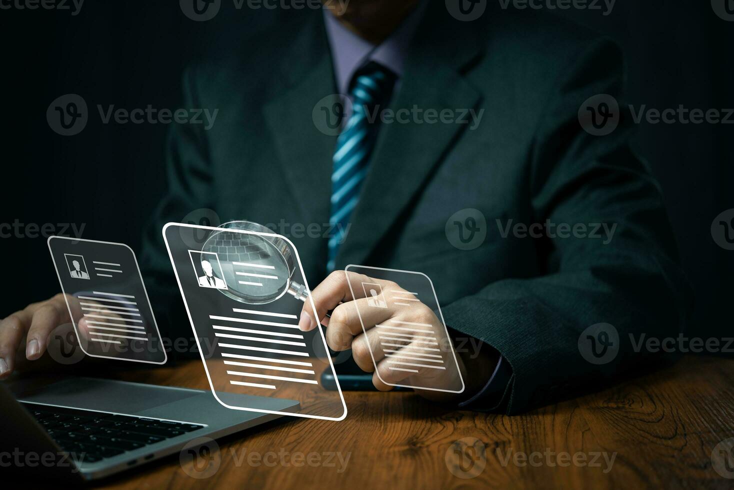 empresario utilizando aumentador vaso durante con trabajo entrevista reanudar. Perfecto para utilizar en reclutamiento, carrera profesional, y trabajo relacionado proyectos negocio análisis en línea reclutamiento concepto virtual pantalla. foto