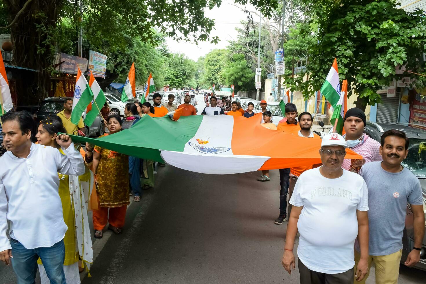 Delhi, India -15 junio 2023 - grande grupo de personas durante grande tiranga yatra organizado como parte de el azadi ka amrit mahotsav a celebrar el 76 aniversario de de la india independencia, indio bandera marzo foto