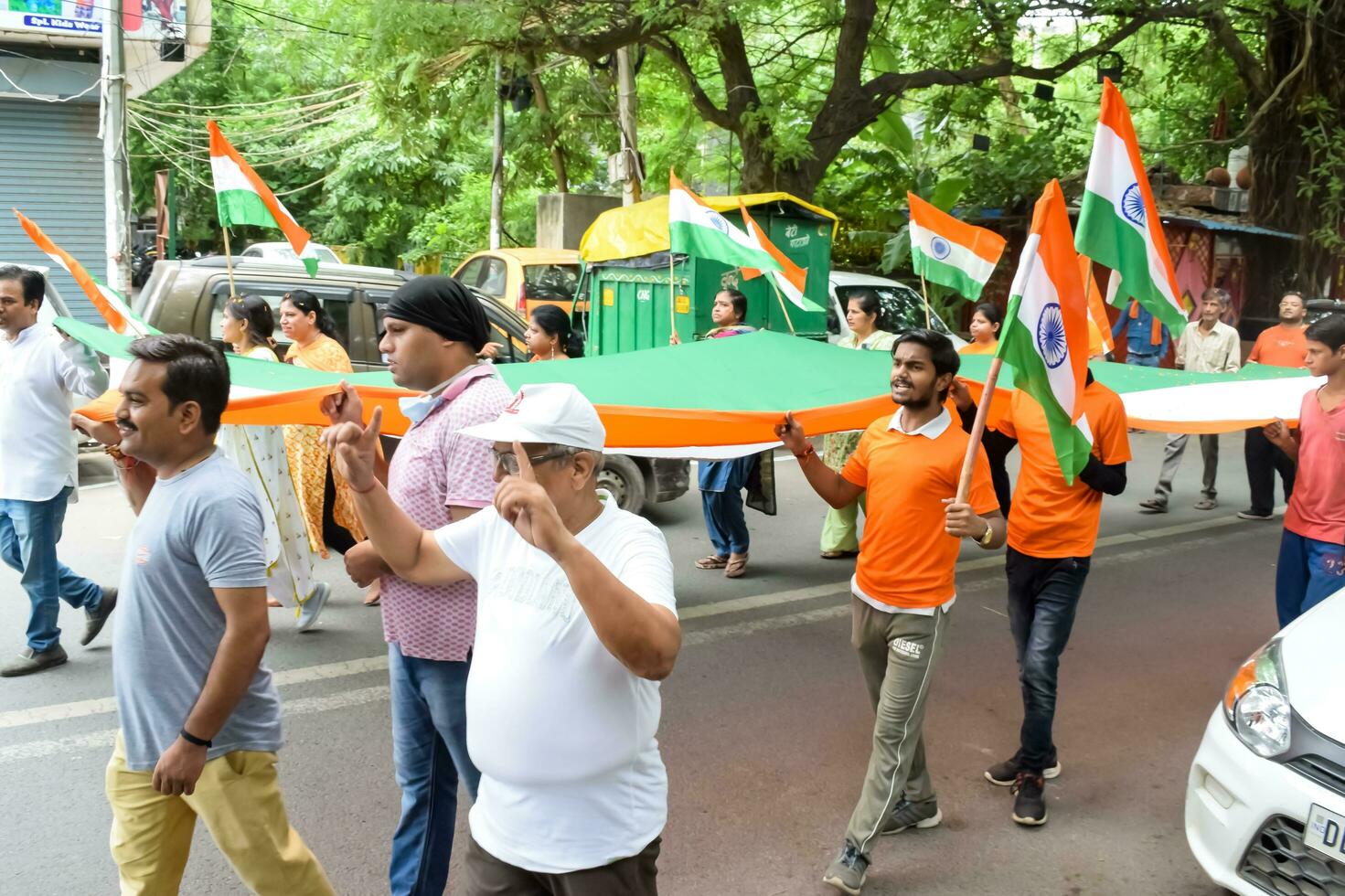 Delhi, India -15 junio 2023 - grande grupo de personas durante grande tiranga yatra organizado como parte de el azadi ka amrit mahotsav a celebrar el 76 aniversario de de la india independencia, indio bandera marzo foto