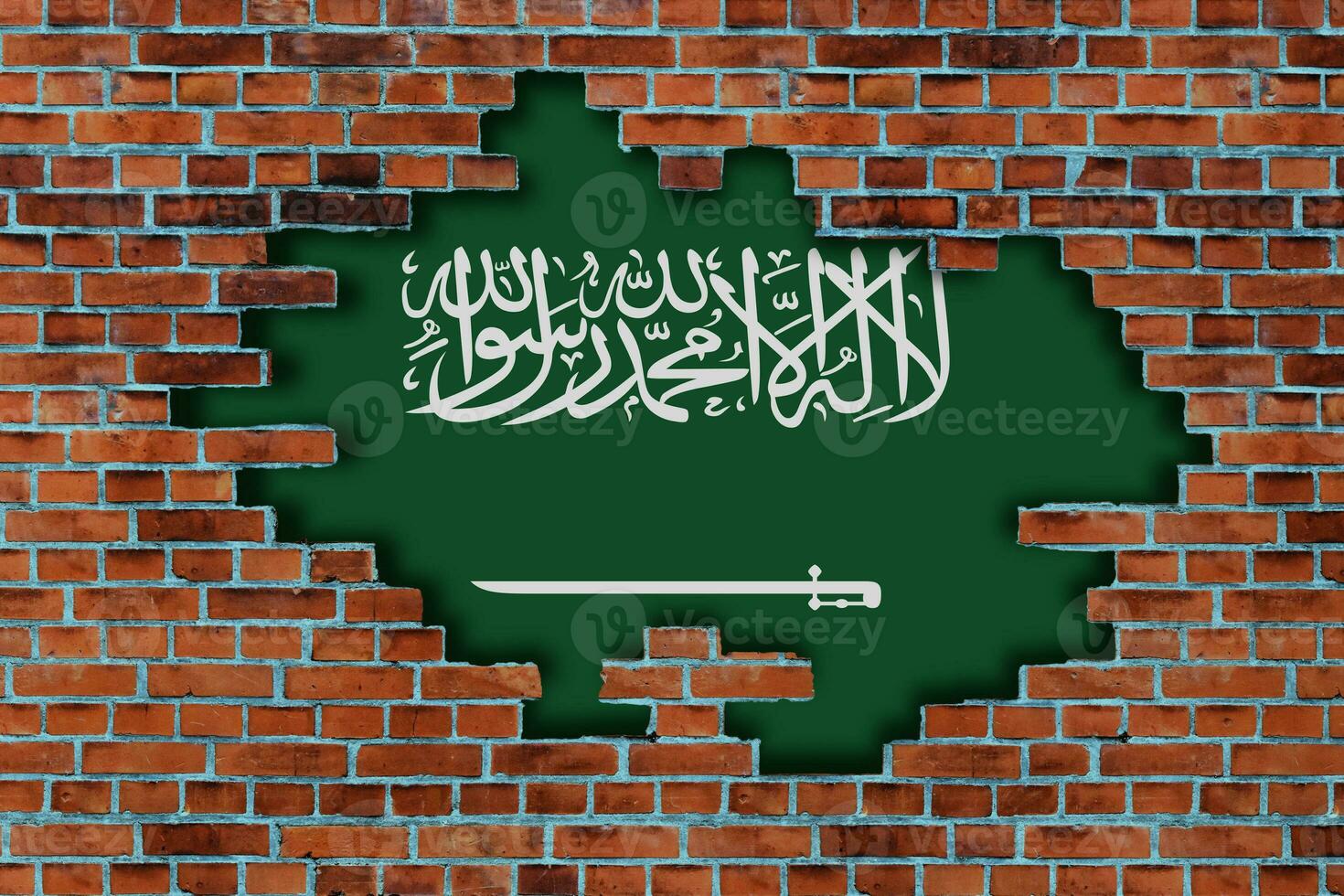 3d bandera de saudi arabia detrás el roto antiguo Roca pared antecedentes. foto