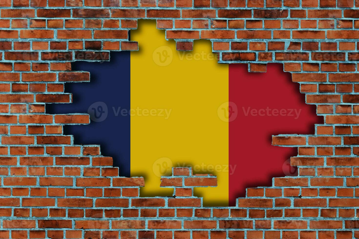 3d bandera de Chad detrás el roto antiguo Roca pared antecedentes. foto