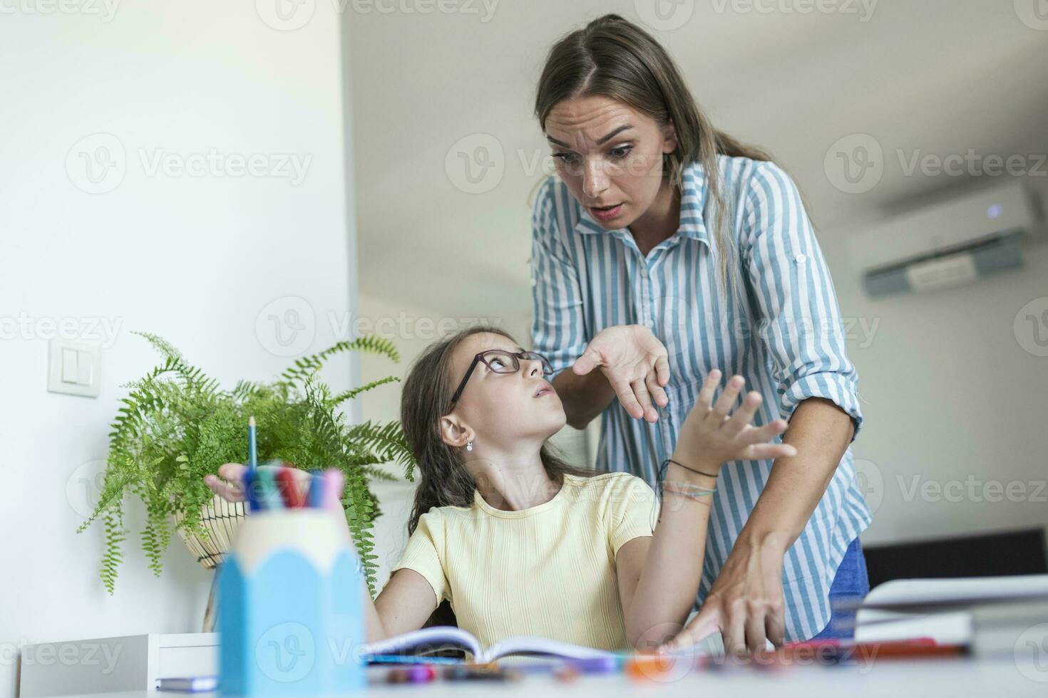 estresado madre y hijo frustrado terminado fracaso tarea, colegio problemas concepto. triste pequeño niña convertido lejos desde madre, lo hace no querer a hacer aburrido deberes foto