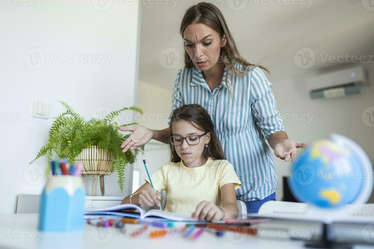 estresado madre y hijo frustrado terminado fracaso tarea, colegio problemas concepto. triste pequeño niña convertido lejos desde madre, lo hace no querer a hacer aburrido deberes foto