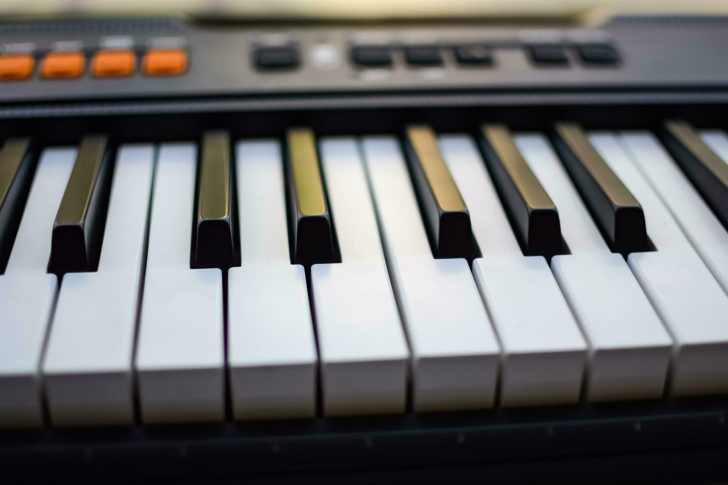 de cerca de piano llaves. piano negro y blanco llaves y piano teclado musical instrumento metido a el hogar balcón durante soleado día. foto