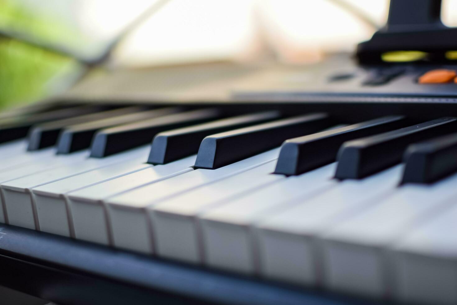 de cerca de piano llaves. piano negro y blanco llaves y piano teclado musical instrumento metido a el hogar balcón durante soleado día. foto