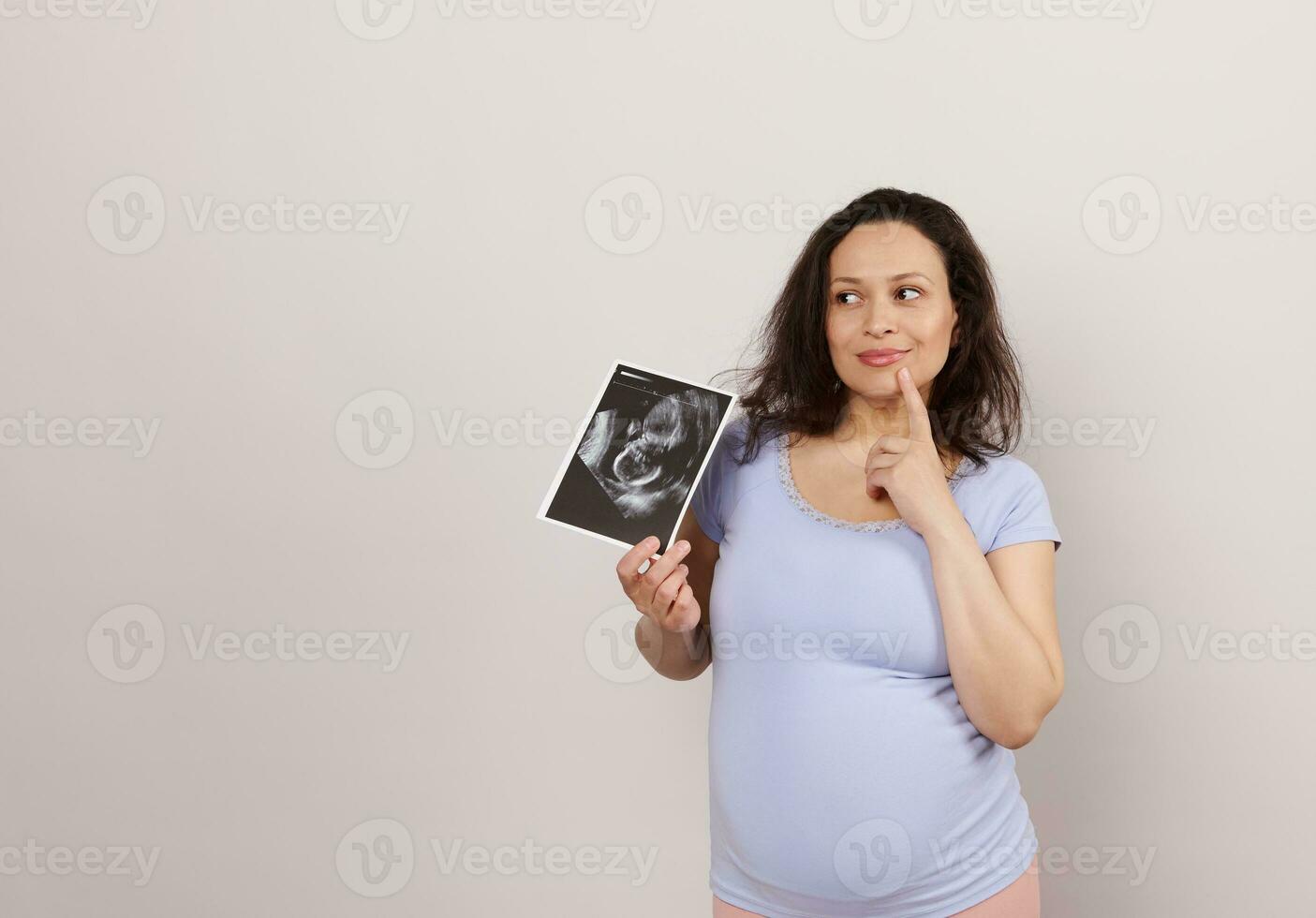 emocional carismático pensativo embarazada mujer con ultrasonido escanear de bebé, soñando mirando aparte un Copiar espacio en blanco foto