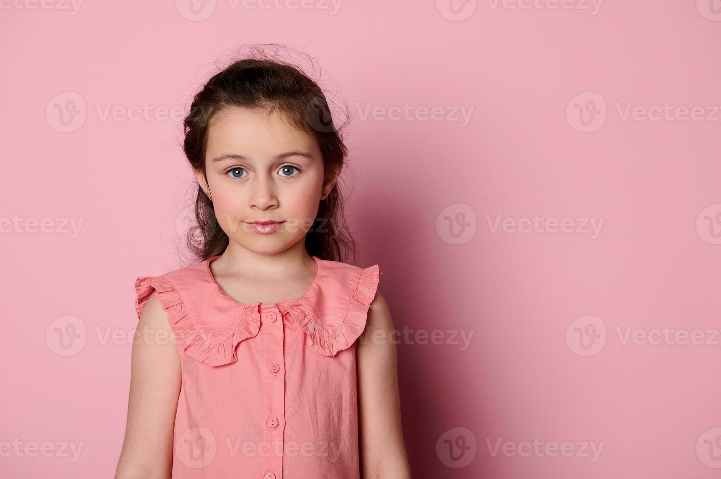 verticale studio portrait de souriant coquette peu enfant fille 5-6 ans  vieux, à la recherche à caméra sur rose Couleur Contexte 25912395 Photo de  stock chez Vecteezy