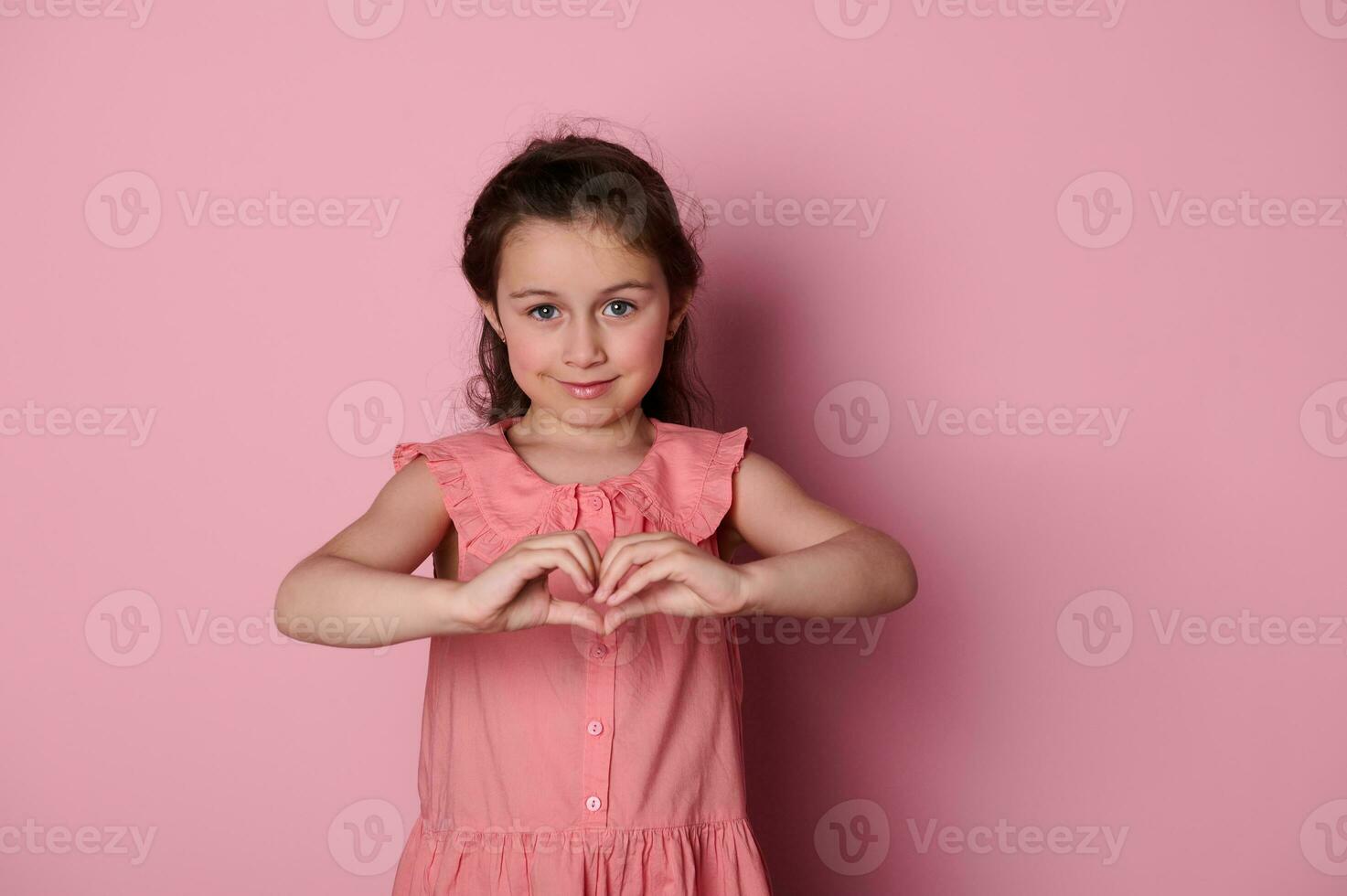 verticale studio portrait de souriant coquette peu enfant fille 5-6 ans  vieux, à la recherche à caméra sur rose Couleur Contexte 25912395 Photo de  stock chez Vecteezy