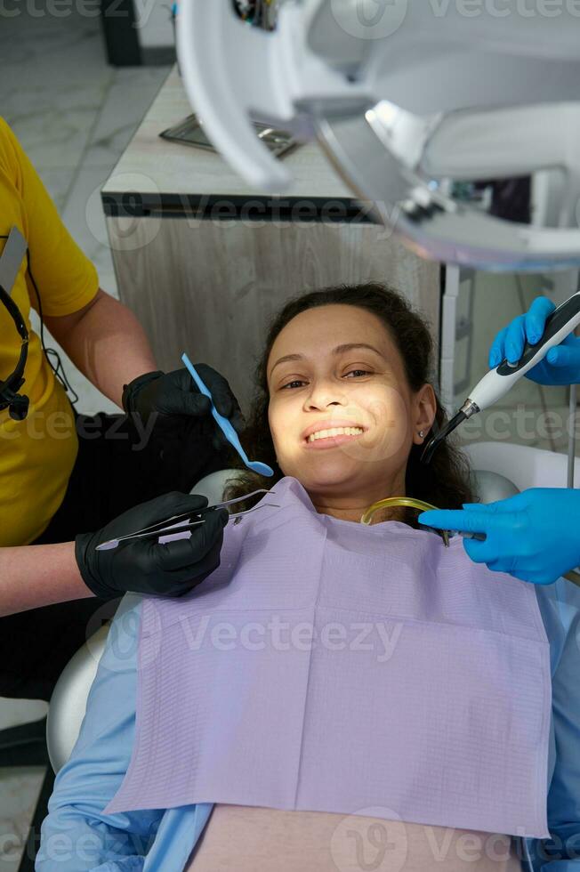 retrato de un hermosa embarazada mujer en del dentista silla consiguiendo dental examen y tratamiento en odontología clínica foto