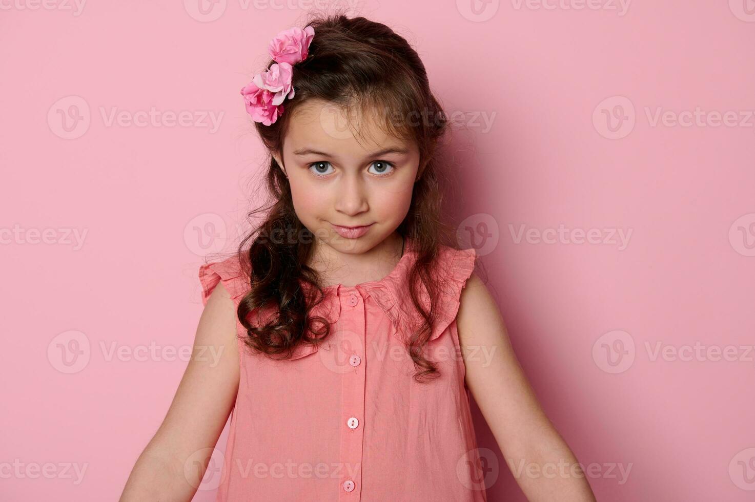 caucásico pequeño niña 6 6 años viejo, con azul ojos y elegante peinado,  vestido en elegante rosado vestir mirando a cámara 25912492 Foto de stock  en Vecteezy