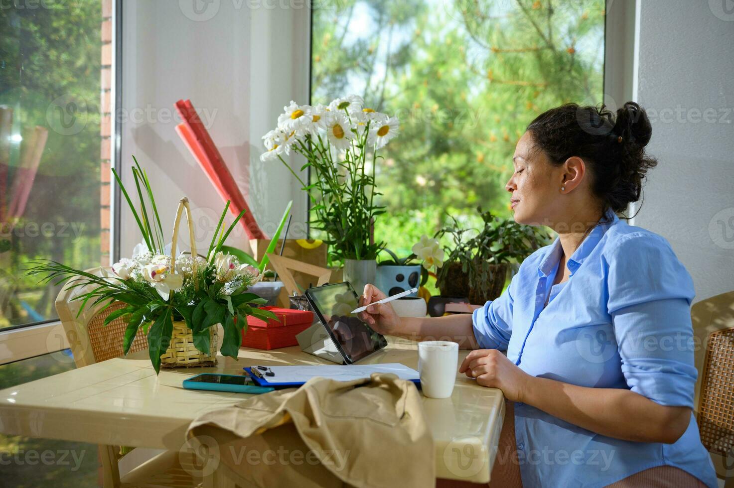 embarazada mujer florista, evento gerente, flor diseñador dibujar, dibujo floral composiciones en digital tableta foto