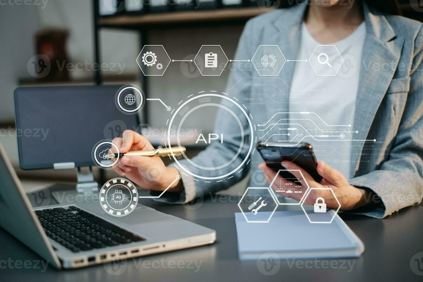 api solicitud programación interfaz, mujer utilizando computadora portátil, tableta y teléfono inteligente con virtual pantalla api icono software desarrollo herramienta, moderno tecnología concepto. foto