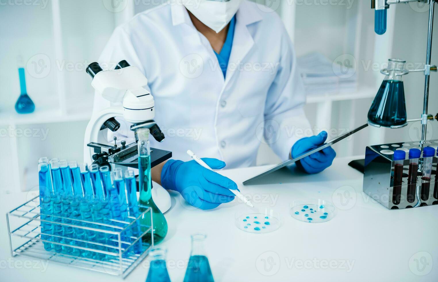 prueba tubos en clínica, farmacia y médico investigación laboratorio y químico sustancias foto