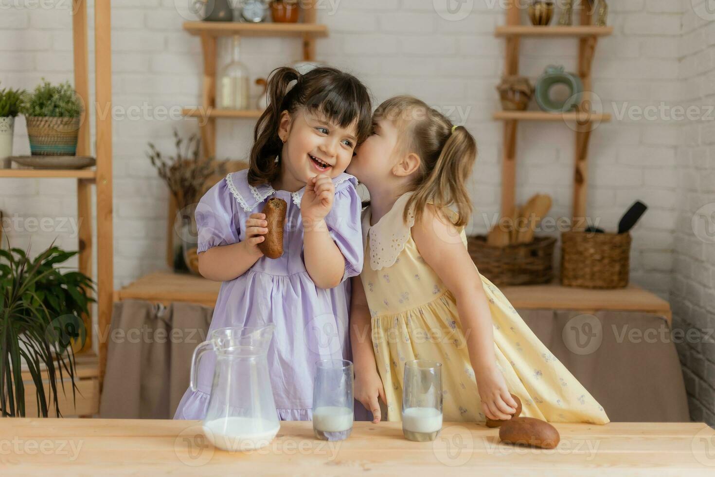 pequeño contento muchachas tonto alrededor en el primavera y cocinar en el cocina foto