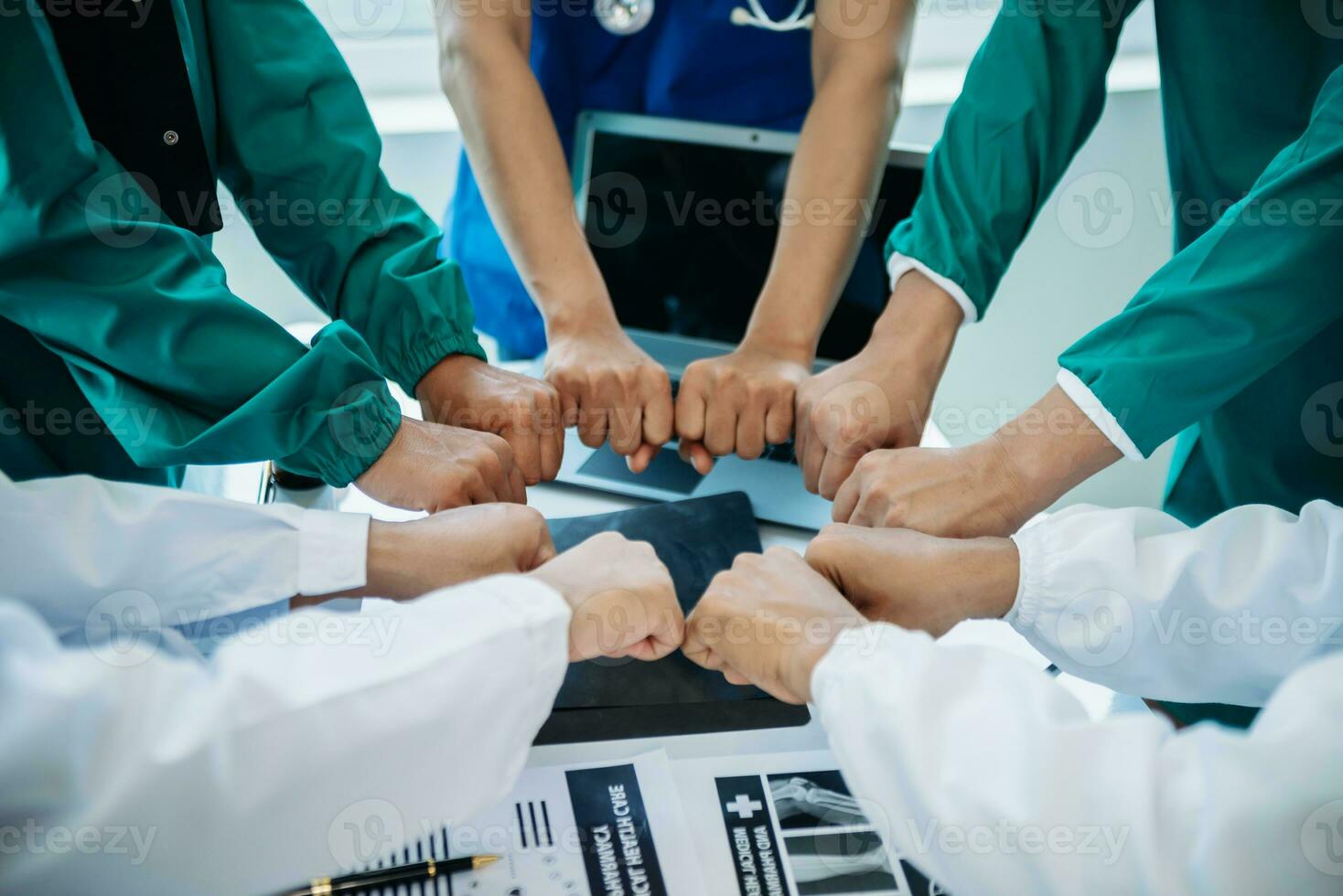 equipo doctores enfermeras Unión coordinar manos trabajo en equipo concepto en hospital para éxito y confiar en el trabajo en equipo. foto