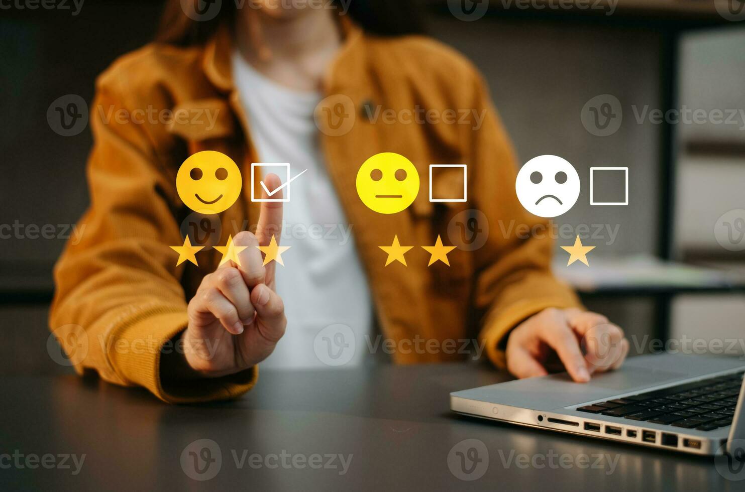 concepto de evaluación del servicio al cliente. mujer de negocios presionando el espectáculo de emoticonos de sonrisa en la pantalla virtual en la tableta y el teléfono inteligente foto