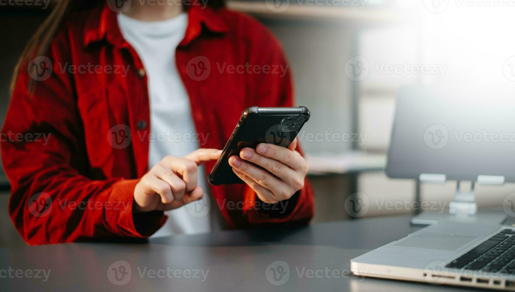 mujer de negocios mano trabajando con nuevo moderno computadora utilizando en teléfono inteligente y tableta como concepto foto