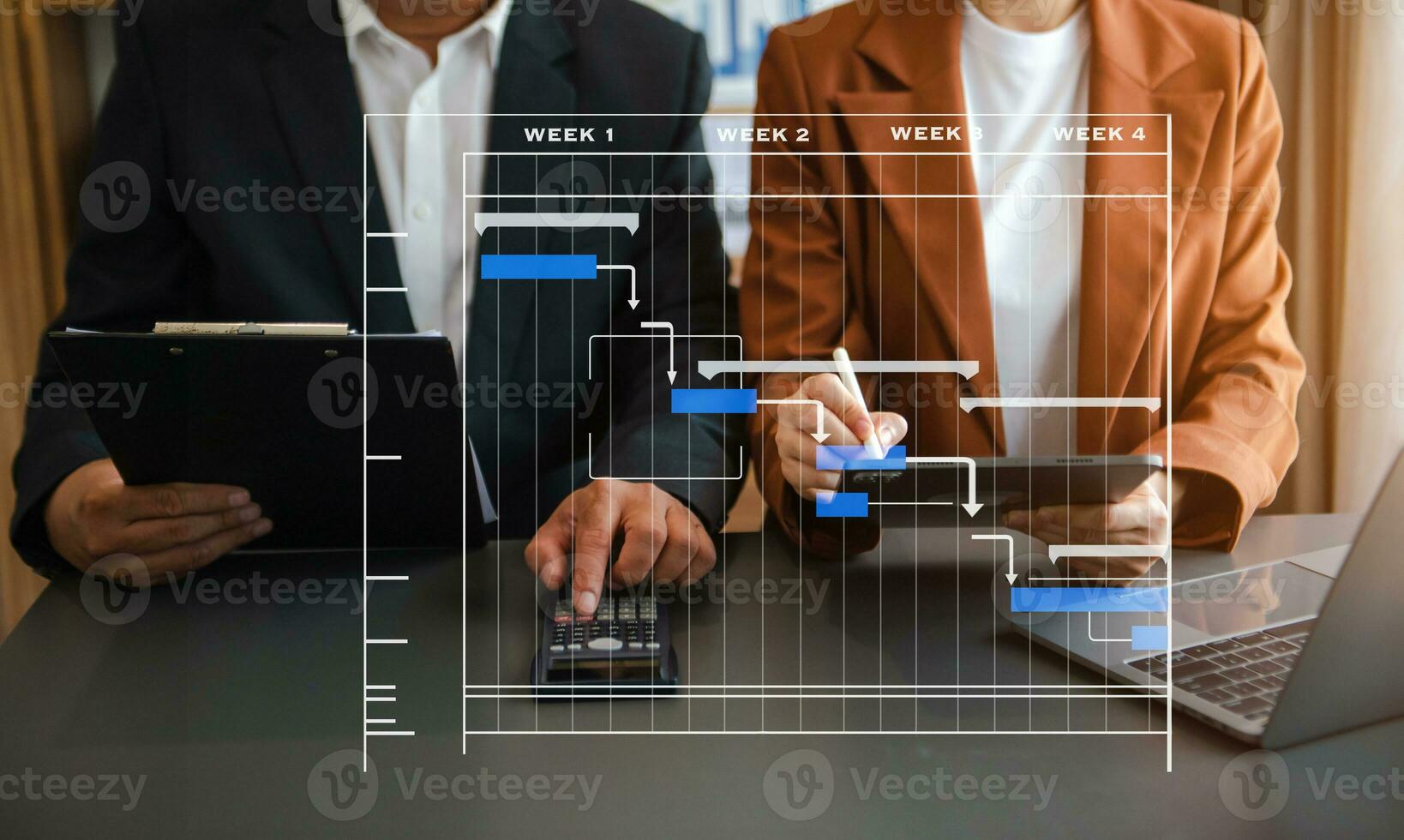 gerente de proyecto trabajando y actualizando tareas con hitos de planificación de progreso y diagrama de programación de diagramas de gantt. negocios que trabajan con teléfonos inteligentes, tabletas y computadoras portátiles foto