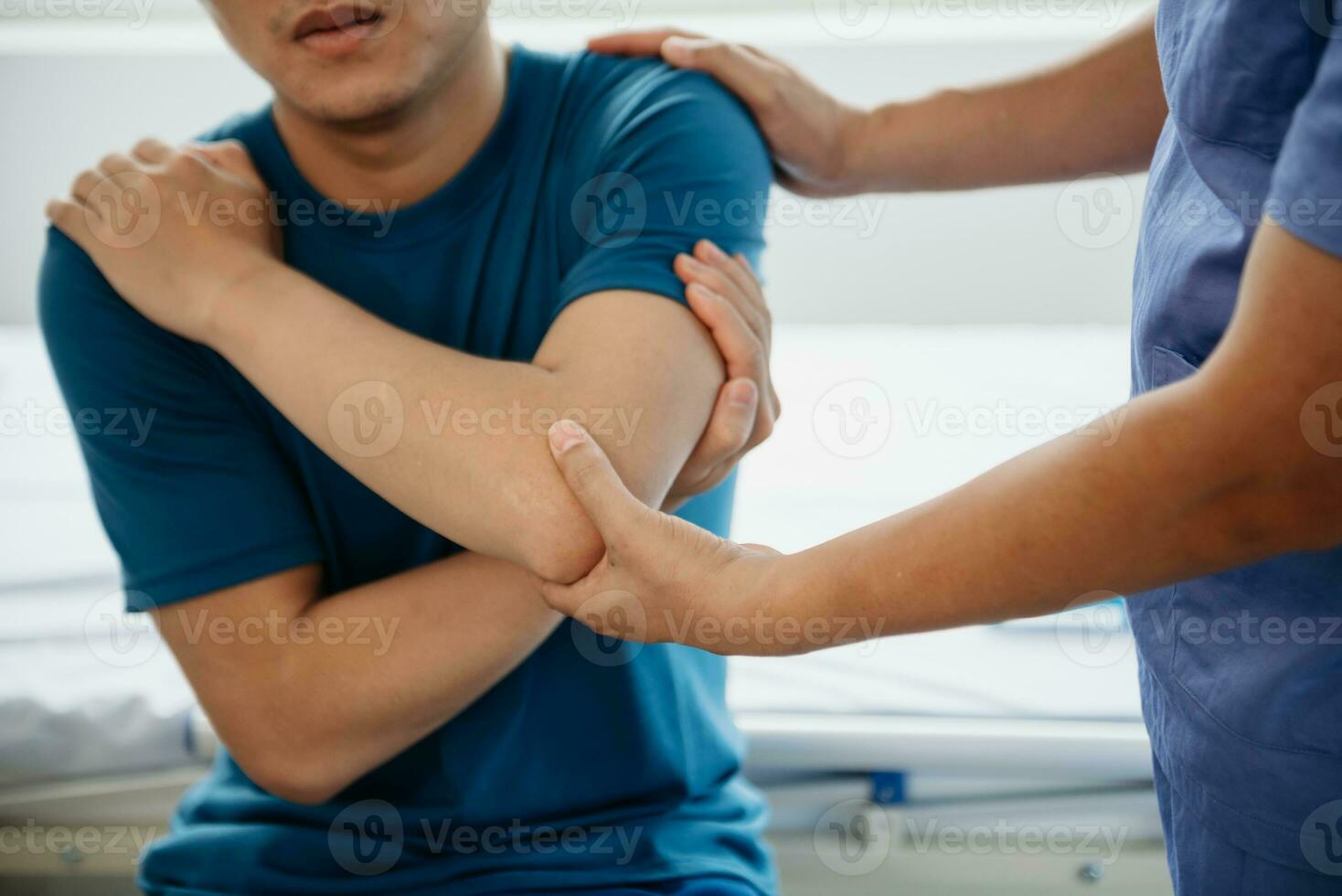 Doctor consulting with patient Back problems Physical on the bed in clinic concept photo