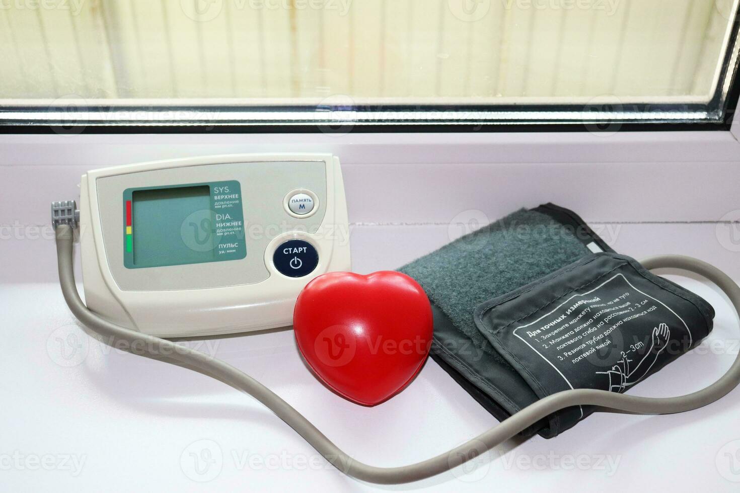 automático portátil sangre presión monitor - convertido apagado dispositivo y caucho mano entrenador en el forma de un corazón foto