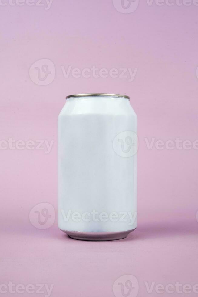 Bosquejo de blanco lata embalaje para soda y cerveza foto