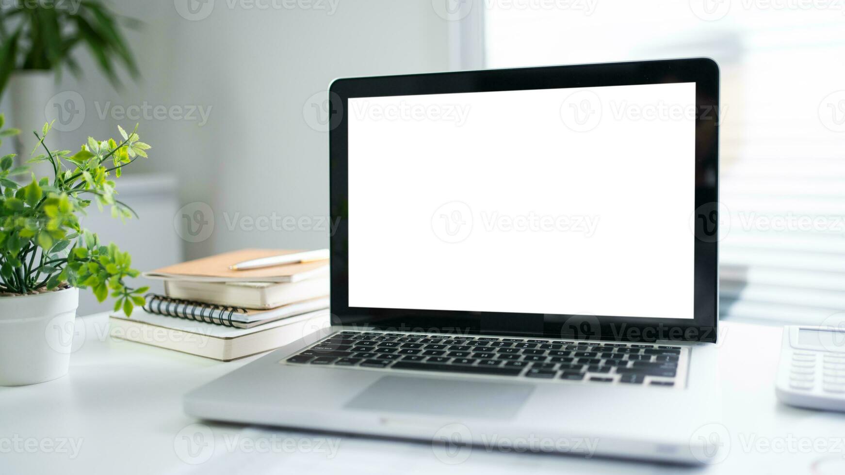 ordenador portátil con burlarse de arriba blanco pantalla en de madera mesa en frente de café espacio para texto. producto monitor computadora ordenador portátil montaje- tecnología Lanza libre trabajo concepto foto