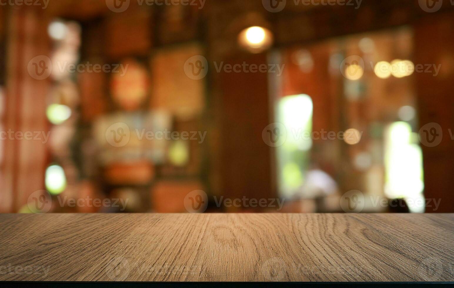 vacío madera mesa parte superior y difuminar de fuera puerta jardín antecedentes vacío de madera mesa espacio para texto márketing promoción. blanco madera mesa Copiar espacio para antecedentes foto