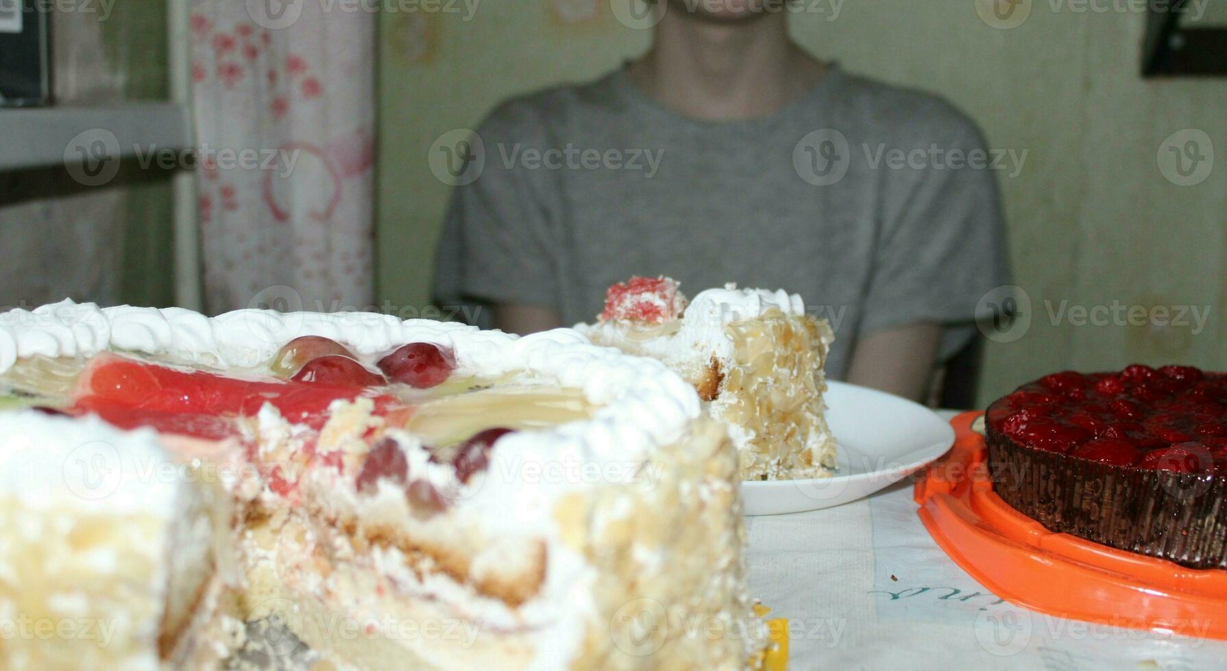 linda pequeño chico golpes fuera el velas en un cumpleaños pastel a hogar. niño cumpleaños foto