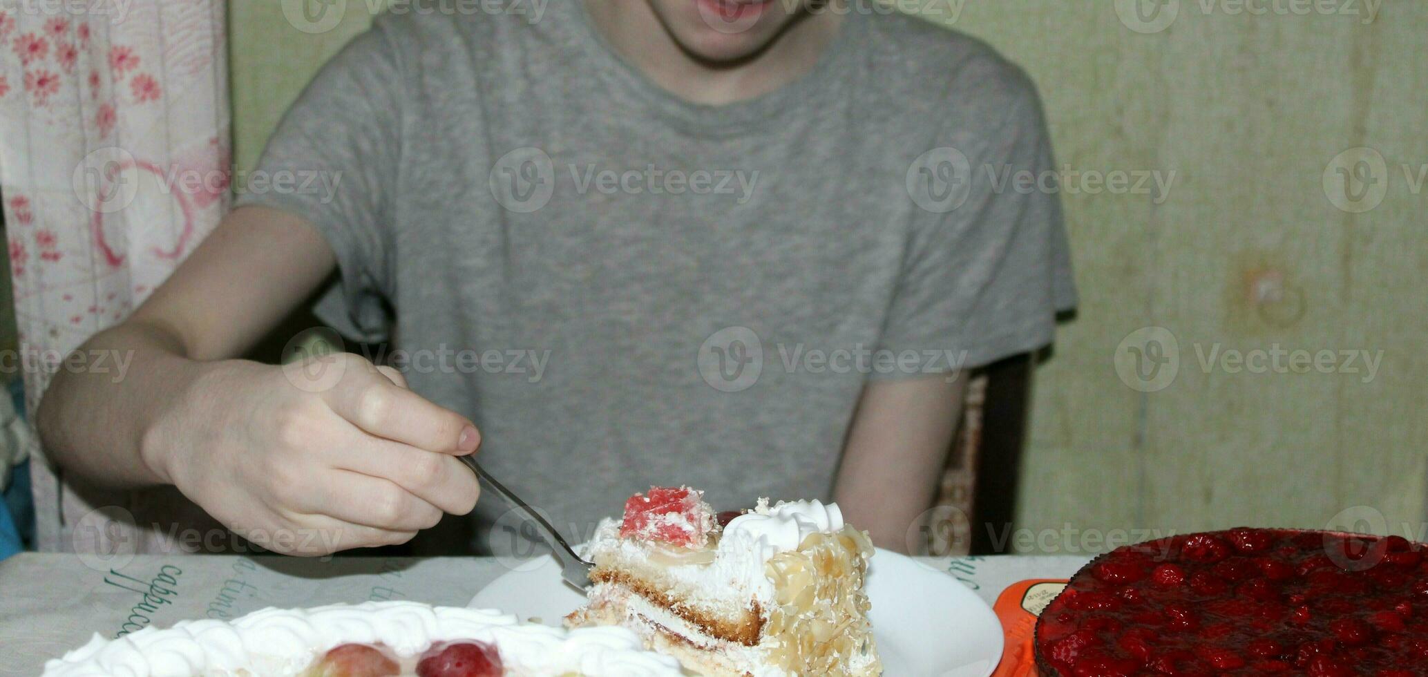 linda pequeño chico golpes fuera el velas en un cumpleaños pastel a hogar. niño cumpleaños foto