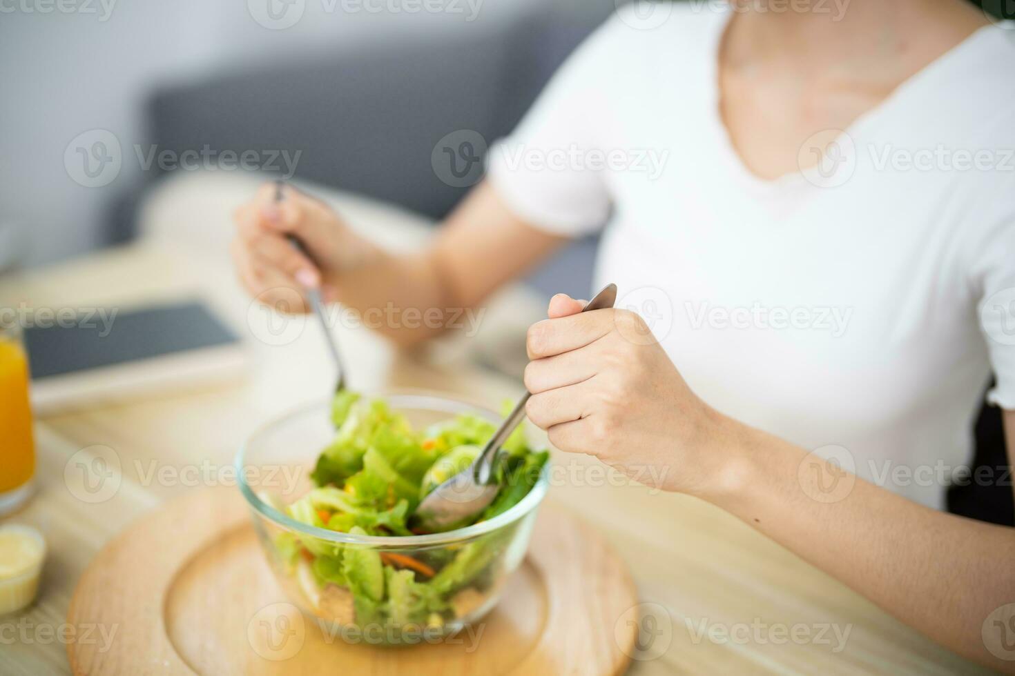 Asian woman dieting Weight loss eating fresh fresh homemade salad healthy eating concept photo