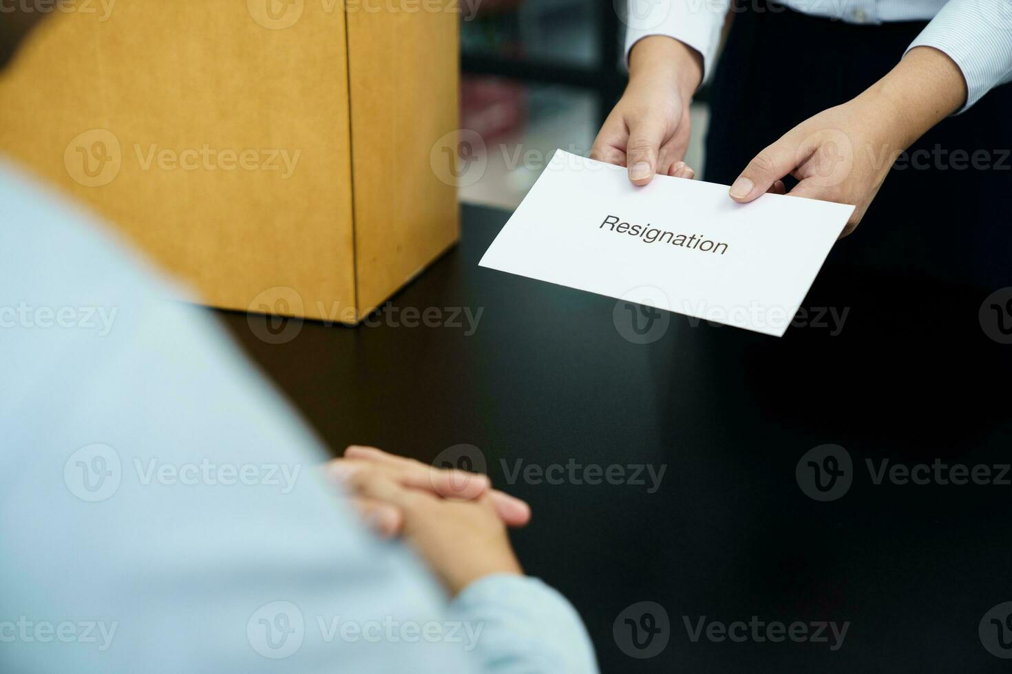 negocio mujer enviando resignación letra a jefe y participación cosas Renunciar deprimir o que lleva cartulina caja por escritorio en oficina foto