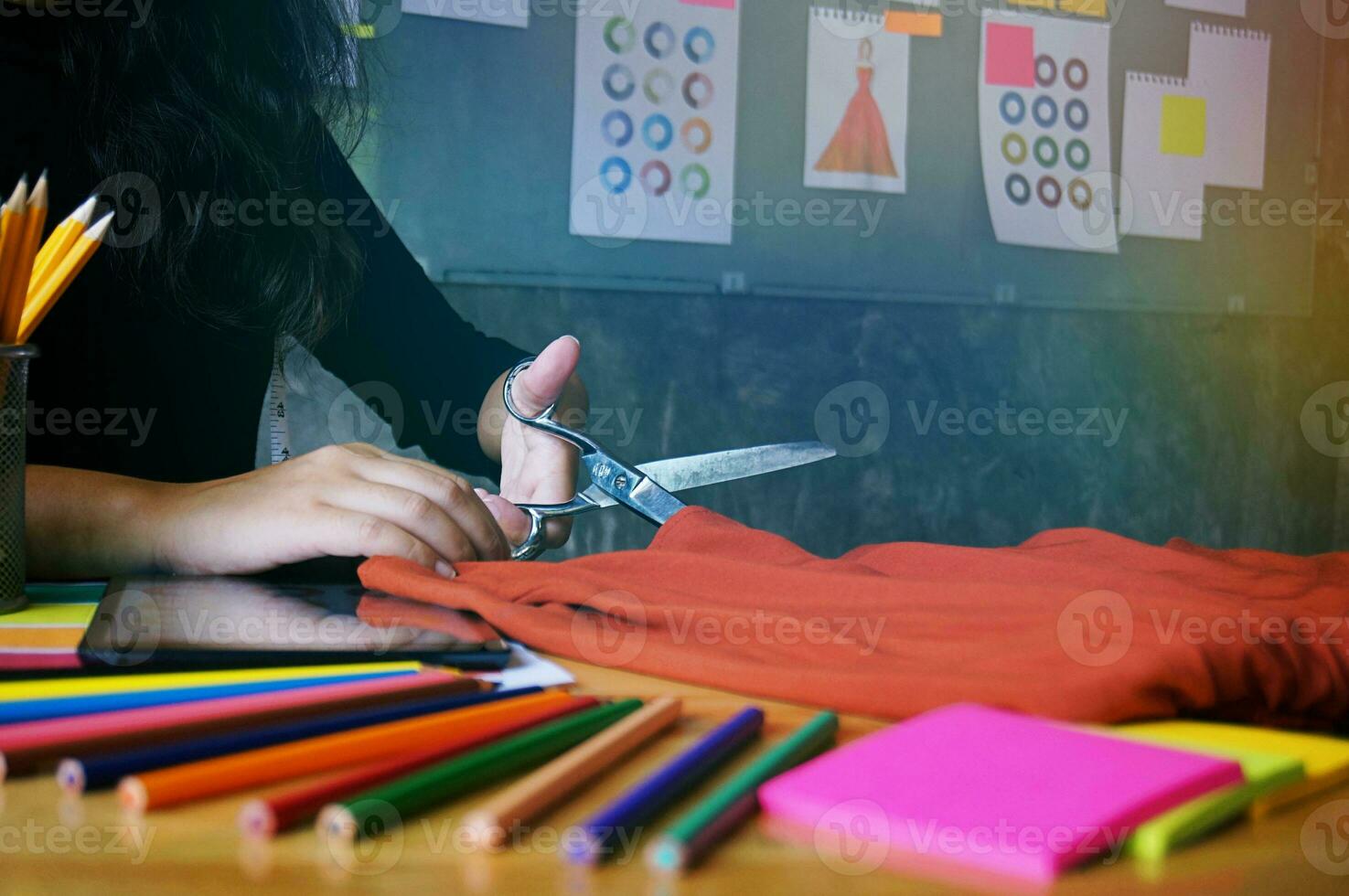 elegante Moda diseñador corte tela de nuevo colección en taller. creativo diseño concepto. foto