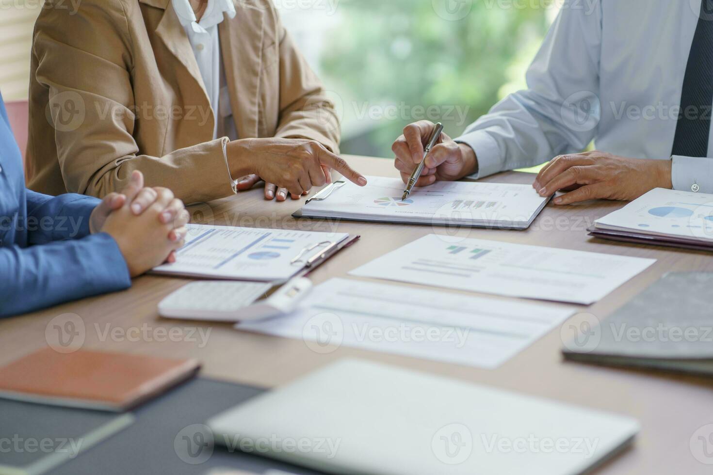 negocio personas reunión diseño ideas profesional inversor trabajando nuevo comienzo arriba proyecto. empresario y mujer de negocios trabajando juntos reunión concepto. foto