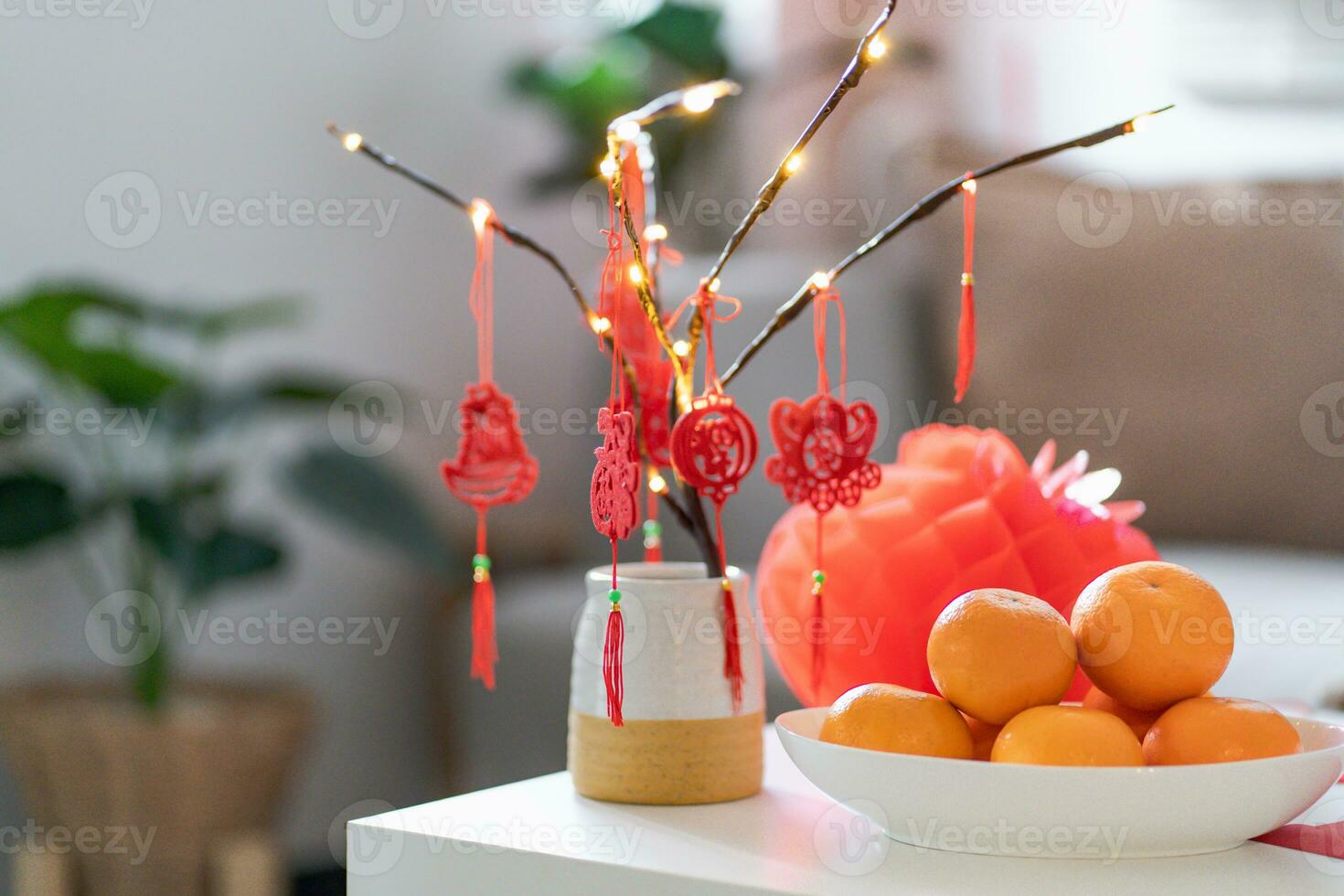 decorado plano poniendo tradicional colgante a el rojo chino nuevo año celebraciones para bueno suerte. chino palabra medio bendición foto