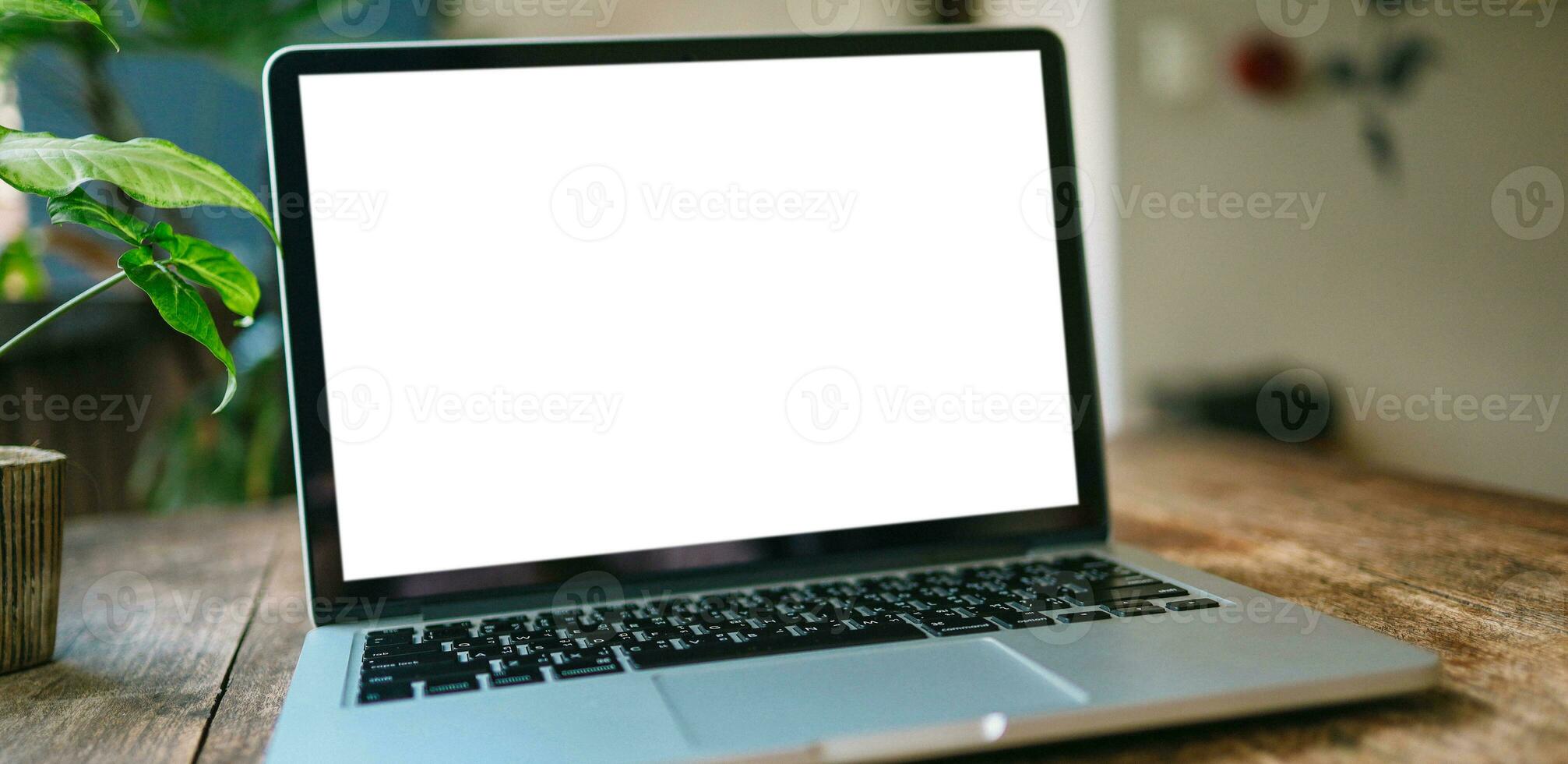 ordenador portátil con burlarse de arriba blanco pantalla en de madera mesa en frente de café espacio para texto. producto monitor computadora ordenador portátil montaje- tecnología concepto. foto