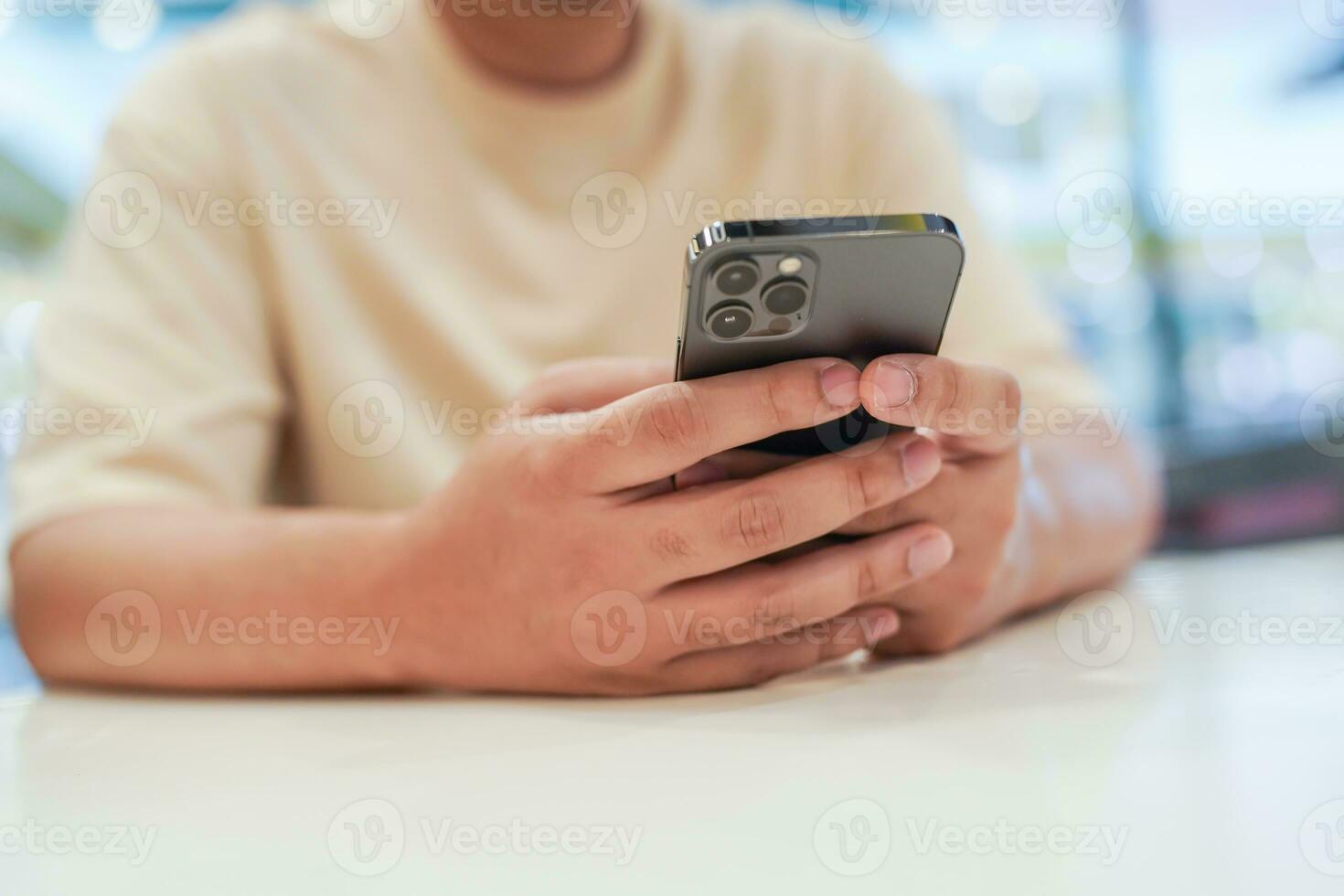 relajado joven asiático hombre utilizando inteligente teléfono gasto hora comprobación Noticias social medios de comunicación. foto