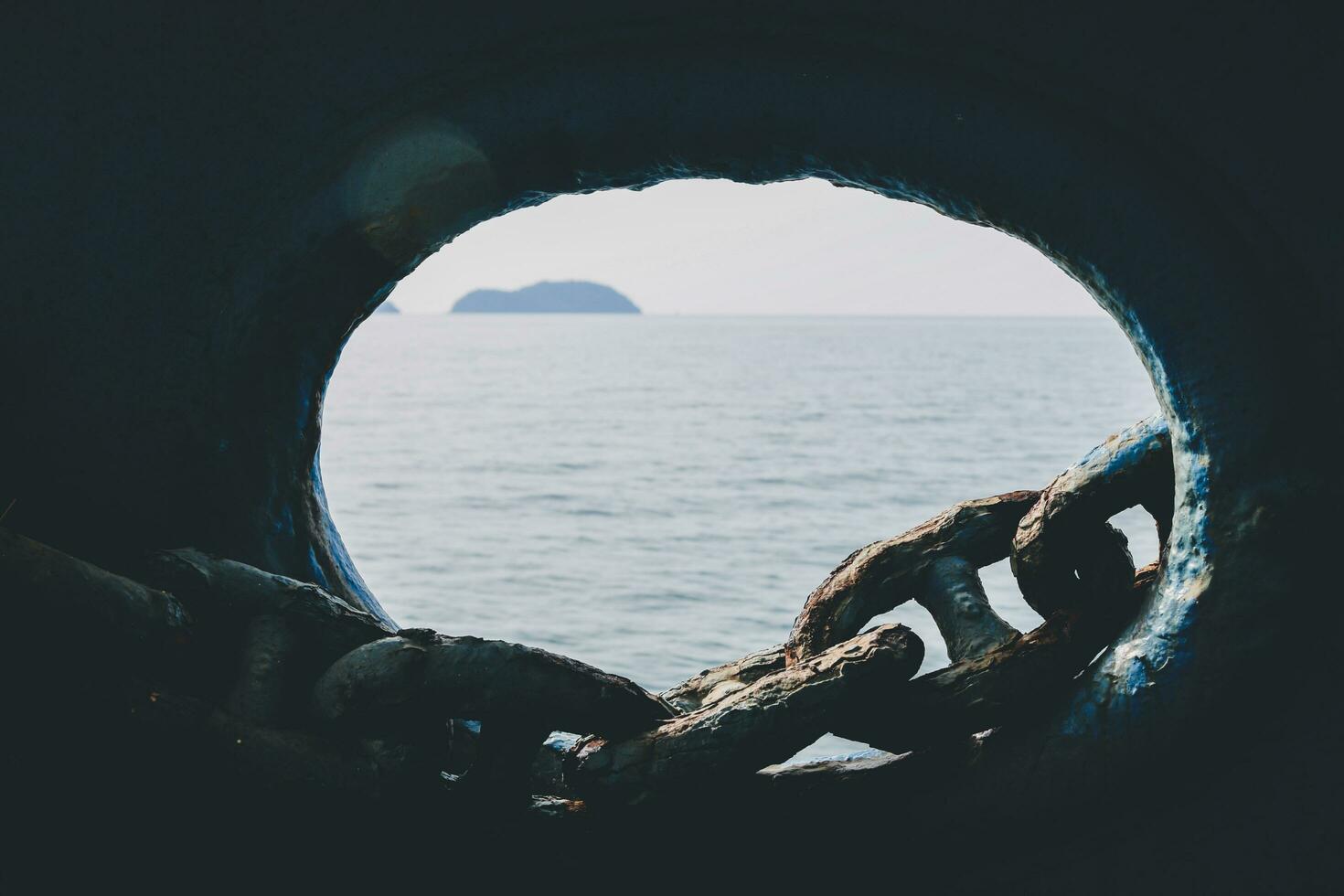 antiguo cadena en un barco con mar antecedentes foto