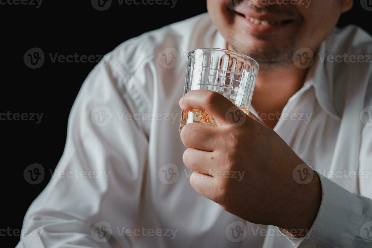 un bebida para el hombre. recortado de cerca de un hombre Bebiendo whisky a el bar foto
