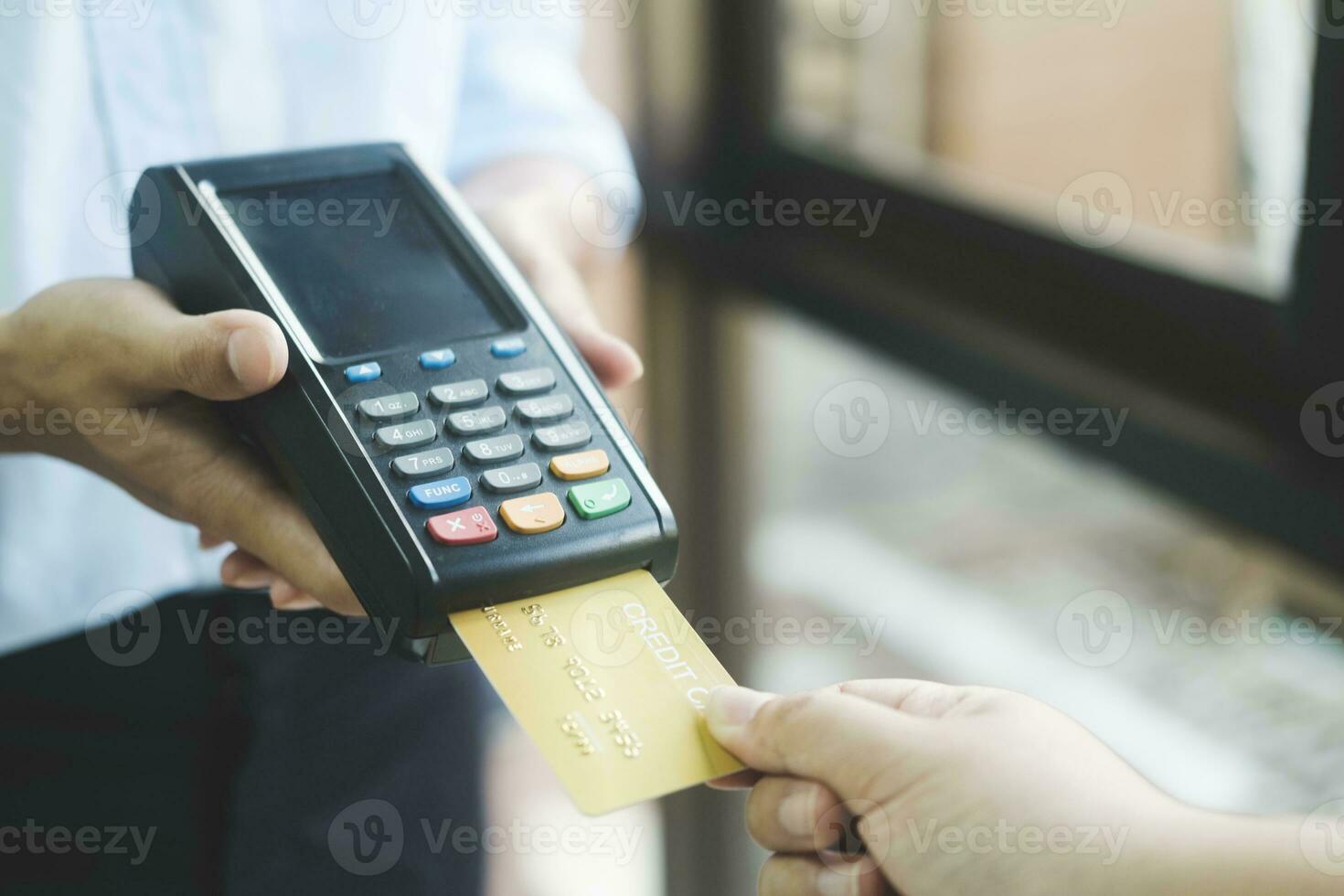 cliente compras en línea pagar por crédito tarjeta. foto