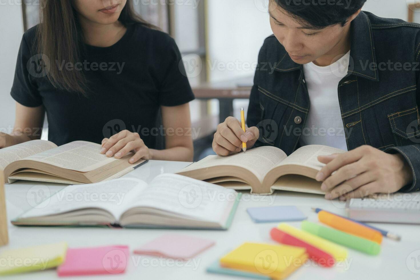 joven estudiantes instalaciones ayuda amigo atrapando arriba y aprendiendo. foto