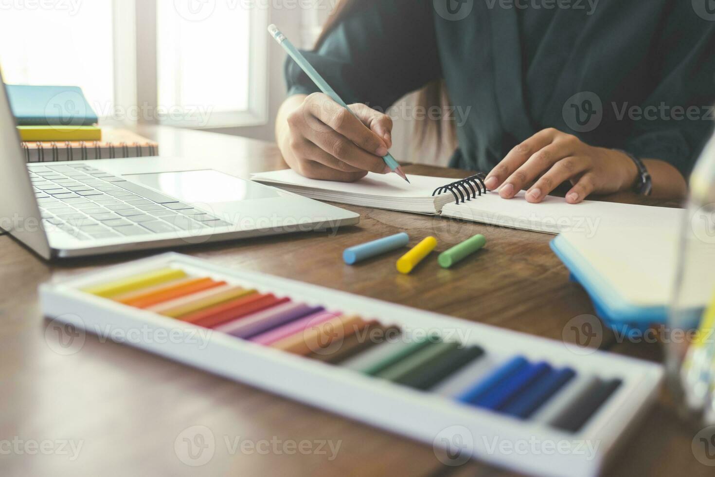 cerca arriba manos con bolígrafo escritura en cuaderno. foto