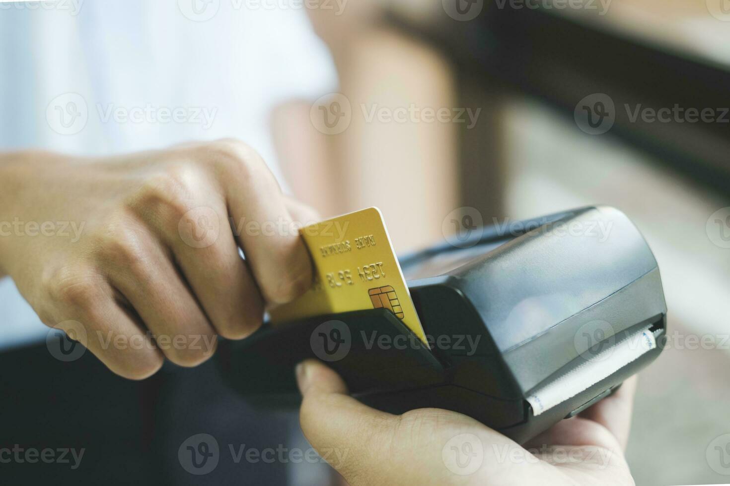 cliente compras en línea pagar por crédito tarjeta. foto