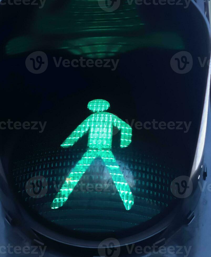 semáforos verdes y rojos para peatones y automóviles foto