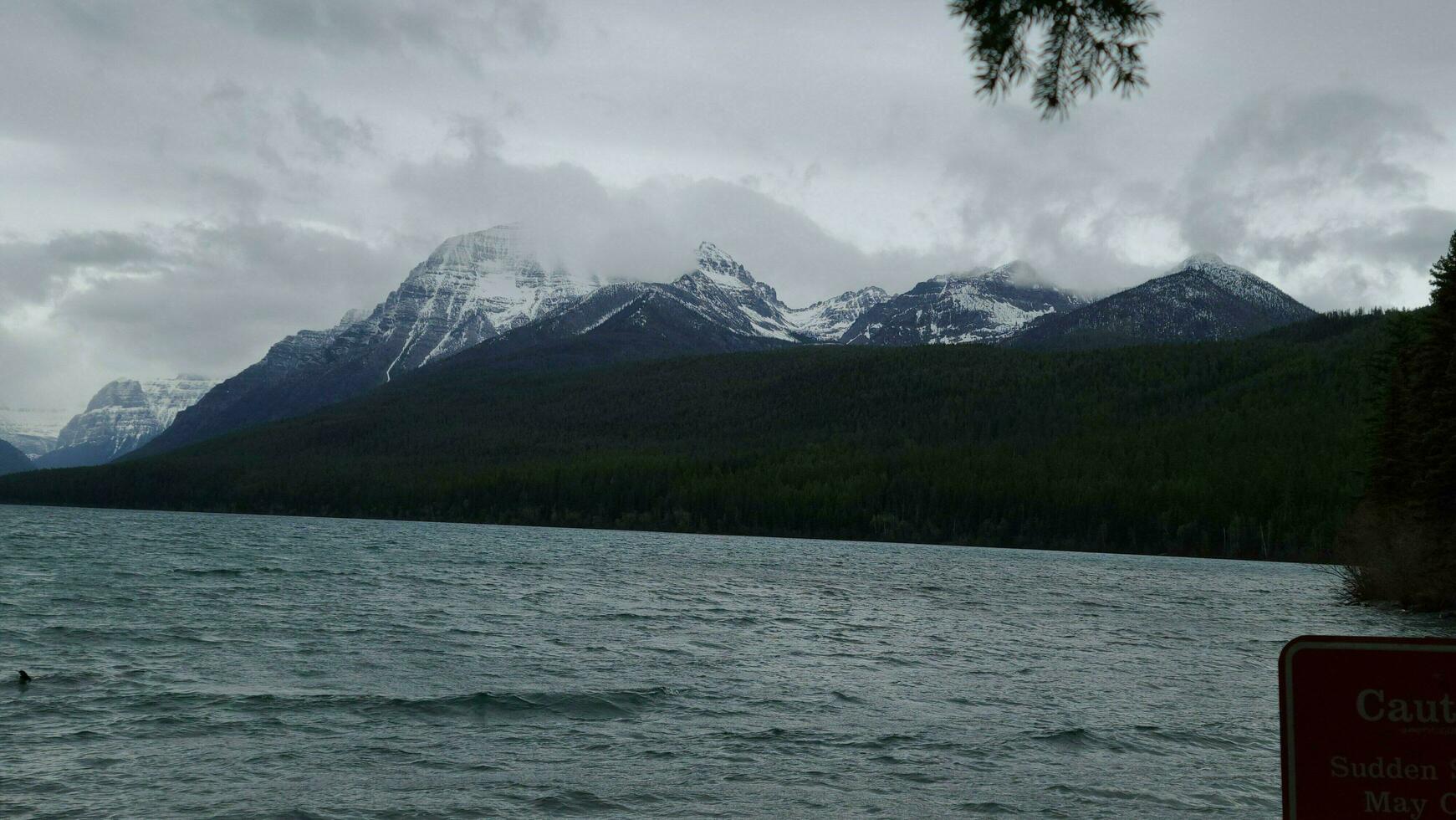 nublado cielo terminado un lago en Montana foto